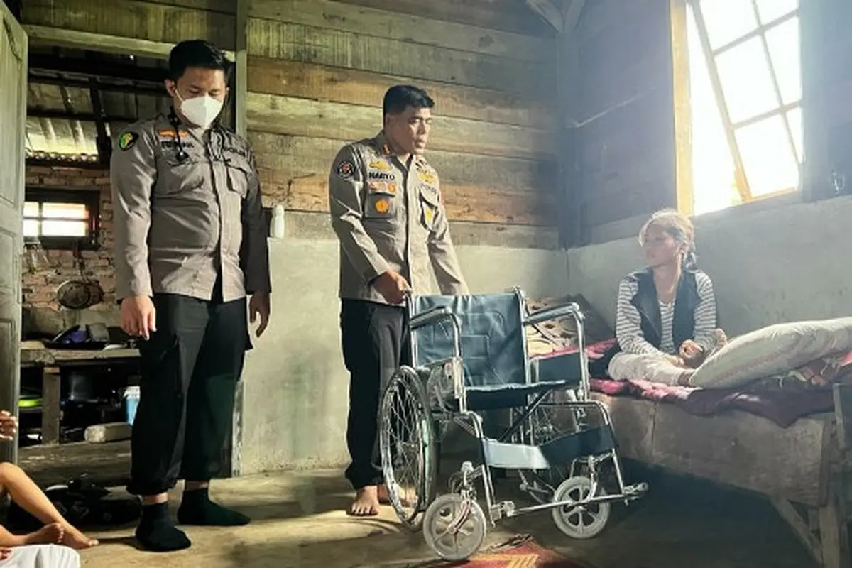 Penyerahan bantuan kursi roda kepada remaja patah tulang karena kecelakaan lalu lintas di Pekanbaru.