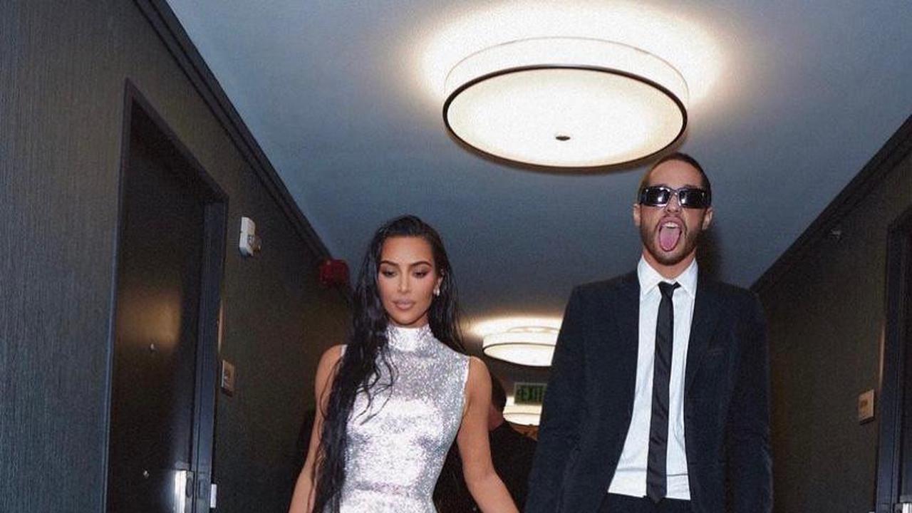 8 Tampilan Perdana Kim Kardashian dan Pete Davidson di Karpet Merah, Kompak Berbusana Serba Monokrom