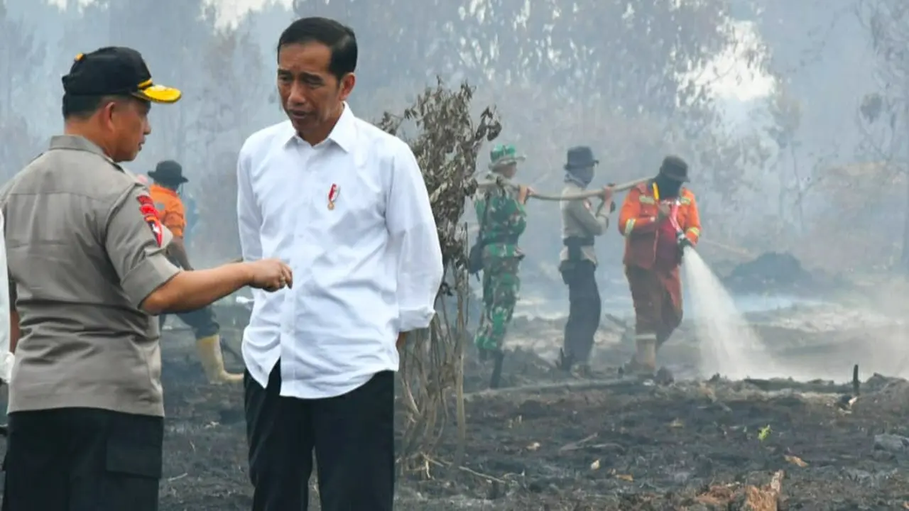 Presiden Joko Widodo berbincang dengan Kapolri Jenderal Tito Karnavian usai meninjau lokasi Karhutla Riau