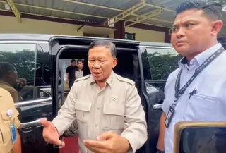 Wakil Menteri KKP Laksamana TNI (Purn) Didit Herdiawan menemui keluarga tiga pegawai KKP yang menjadi korban kecelakaan pesawat ATR. (Liputan6.com/Fauzan)