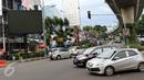 Sejumlah mobil melintas di dekat sebuah videotron di simpang Jalan Iskandarsyah, Jakarta Selatan, Minggu (2/10). Garis polisi terpasang terkait insiden videotron yang memutar video porno pada Jumat, 30 September 2016 lalu. (Liputan6.com/Helmi Afandi)