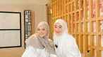Kebersamaan Larissa Chou dan Mawar AFI sebelum berangkat umrah bersama. (Foto: Instagram/ mysamawar)