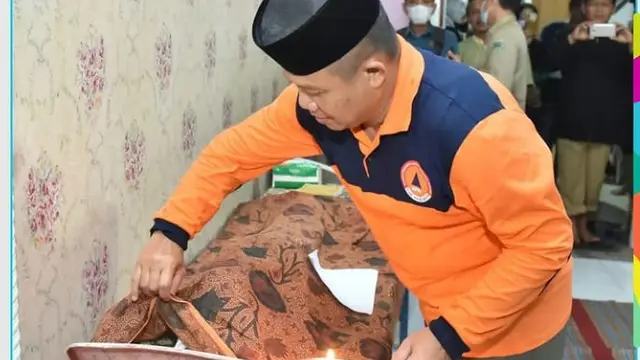 Bupati Kebumen melayat ke rumah duka korban banjir di Arjosari, Adimulyo. (Foto: Humas Pemkab Kebumen/Liputan6.com)