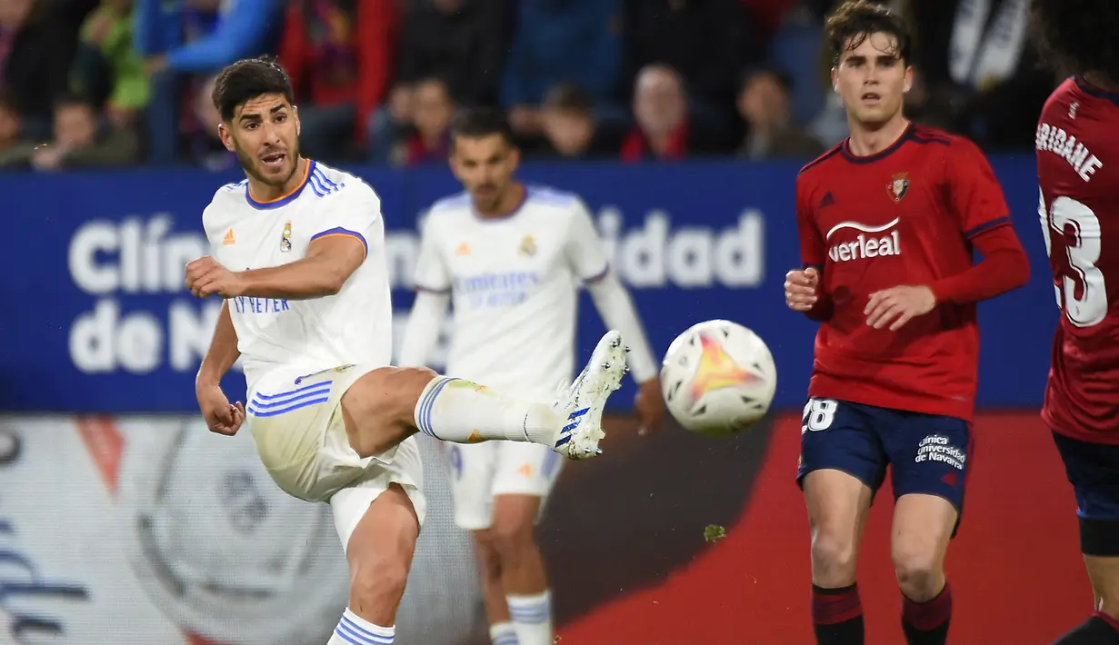Marco Asensio kembali membuat Real Madrid unggul 2-1 pada menit ke-45. Ia berhasil memanfaatkan bola muntah hasil tendangan Dani Ceballos yang gagal ditangkap sempurna oleh kiper Osasuna, sergio Herrera. (AFP/Ander Gillenea)