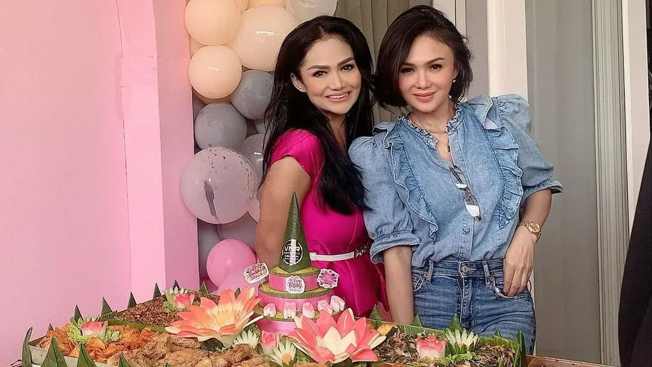 Jelang Usia Kepala Lima, Ini 6 Potret Kompak Krisdayanti dan Yuni Shara