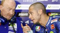 Valentino Rossi menyatakan harus mengantongi modal signifikan untuk menghadapi sesi kualifikasi MotoGP Catalunya, Sabtu (10/6/2017). (EPA/Andreau Dalmau)