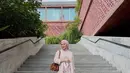 Upgrade gaya dengan padu padan floral dress, cardigan, dan hijab segi empat instan ala Kesha Ratuliu. [Instagram].