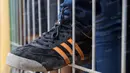 Detil sepatu dengan ornamen oranye bukti fanatisme seorang The Jakmania akan tim kesayangannya, Persija Jakarta. (Bola.com/Vitalis Yogi Trisna)
