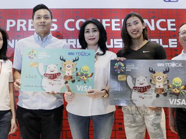 Direktur Konsumer BRI, Handayani, foto bersama perwakilan atlet saat jumpa pers di Jakarta, Senin (28/5/2018). Menyambut Asian Games 2018 BRI dan Nike akan menggelar Nike Warehouse Sale di JCC pada 30 Mei- 3 Juni 2018. (Bola.com/M Iqbal Ichsan)