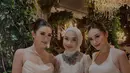 Selain sang mempelai wanita, penampilan para bridesmaid yang mendampingi juga tak luput dari perhatian. Termasuk Anissa Aziza dan Merdianti Octavia. [@merdioctav/@anissaaziza]