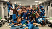 Para pemain Napli melakukan selebrasi di ruang ganti usai mengalahkan Juventus 1-0 pada lanjutan Serie A 2022/2023, Senin (24/4/2023) dini hari WIB. (twitter.com/sscnapoli)