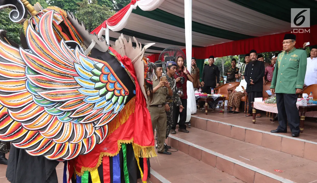 Kesenian Reog menghampiri Ketua PBNU Said Aqil Siradj sebelum melakukan atraksi pada Apel Hari Santri Nasional 2017, di Tugu Proklamasi, Jakarta, Minggu (22/10). (Liputan6.com/Fery Pradolo)