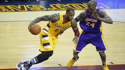Pemain Cleveland Cavaliers forward LeBron James (23) mencoba melewati hadangan pemain Los Angeles Lakers, Kobe Bryant pada laga NBA di Quicken Loans Arena, Kamis (11/2/2016) WIB.  (David Richard-USA TODAY Sports/Reuters)