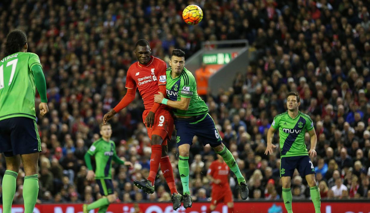 Inilah saat Christian Benteke mencetak gol ke gawang Southampton dalam lanjutan Liga Premier Inggris di Stadion Anfield, Liverpool, Minggu (25/10/2015). (Action Images via Reuters/Alex Morton)