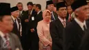 Walikota Surabaya Tri Rismaharini saat menghadiri upacara pemberian tanda kehormatan di Istana Negara Jakarta, Kamis (13/8). Dalam rangka peringatan HUT ke-70 Kemerdekaan RI, Presiden memberikan sejumlah tanda kehormatan. (Liputan6.com/Faizal Fanani)