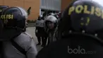 Polisi merapatkan barisan guna mengatur strategi pengamanan laga Final Piala AFF 2016 leg pertama di Stadion Pakansari, Bogor, (14/12/2016). (Bola.com/Nicklas Hanoatubun)