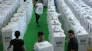 Sejumlah pihak terkait terus mematangkan persiapan menjelang pemungutan suara pemilu pada 14 Februari 2024. (merdeka.com/Imam Buhori)