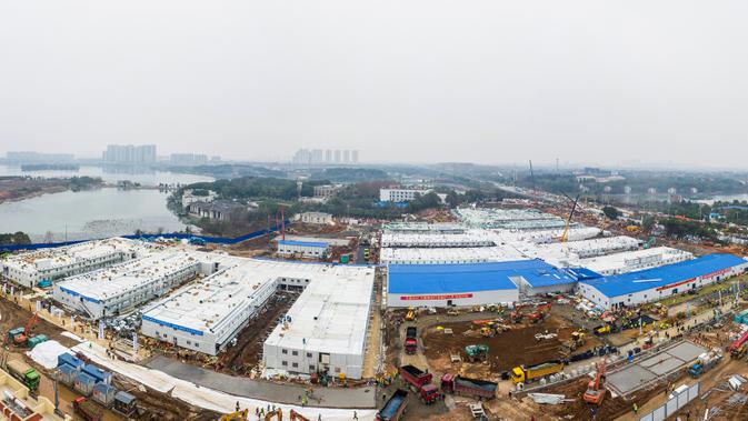 Foto udara menunjukkan rumah sakit Huoshenshan yang berarti Gunung Dewa Apidi Wuhan, provinsi Hubei, China pada Minggu (2/2/2020). Rumah Sakit khusus pasien virus korona dengan 1.000 ranjang pasien yang dibangun hanya dalam delapan hari tersebut telah siap dibuka. (Photo by STR / AFP)