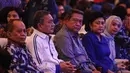SBY yang mengenakan kemeja biru duduk di kursi VVIP diapit Ani Yudhoyono dan Maftuh Basyuni, Minggu (27/4/14). (Liputan6.com/Faizal Fanani)