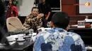 Mantan Ketua MK, Mahfud MD terlihat sedang melontarkan pertanyaan pada AKP Sugianto. (Liputan6.com/Danu Baharuddin)