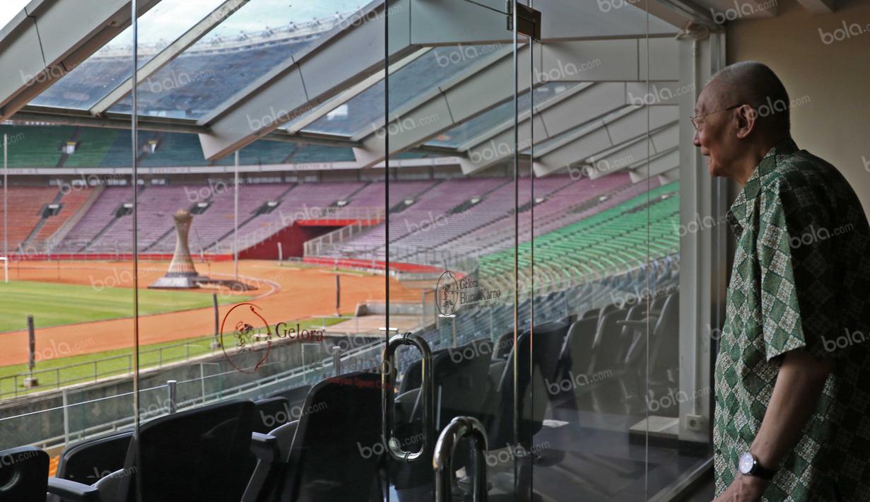 Vice Presiden Olympic Council of Asia (OCA), Wie Jizhong, meninjau kondisi Stadion Utama Gelora Bung Karno, Jakarta, Rabu (13/4/2016). (Bola.com/Nicklas Hanoatubun)