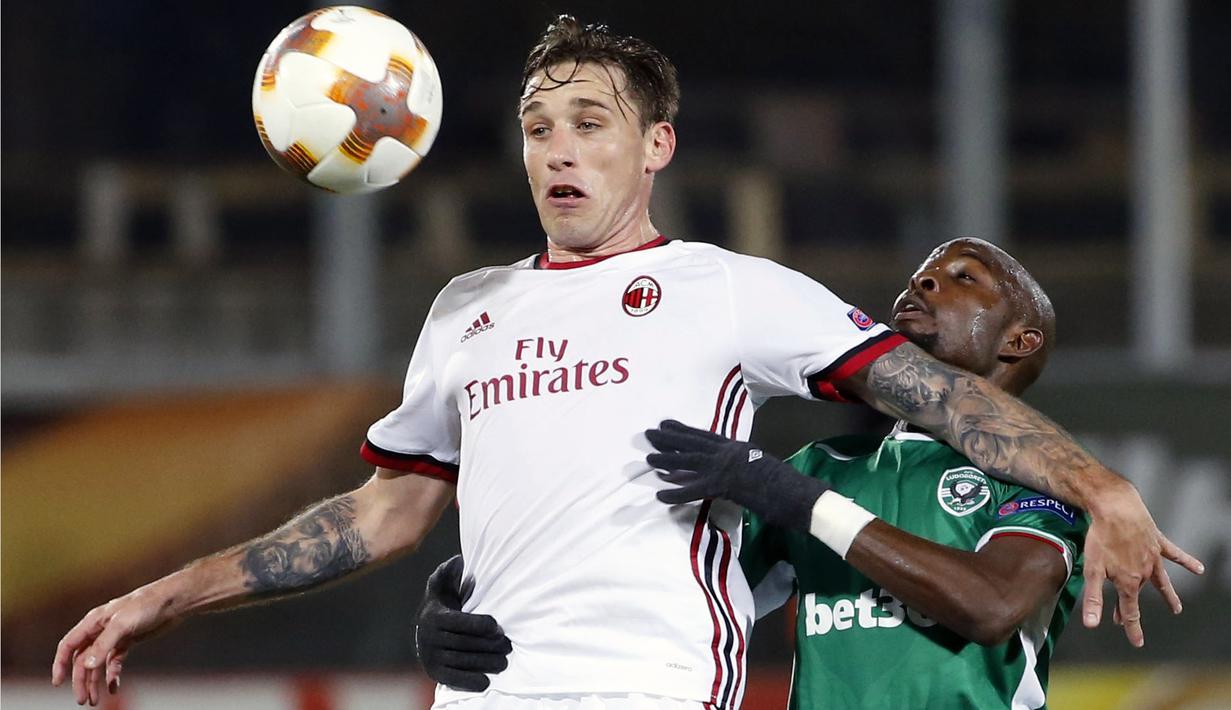 Aksi pemain Milans, Lucas Biglia (kiri) berebut bola dengan pemain Ludogorets, Jody Lukok pada laga 32 besar Liga Europa di Ludogorets Arena, Razgrad, Bulgaria, (15/2/2018). AC milan menang 3-0. (AP Photo)