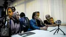 Sejumlah aktivis HAM menggunakan topeng Munir saat mengikuti sidang putusan di ruang komisioner Komisi Informasi Publik (KIP) di Jakarta, Senin (10/10).  (Liputan6.com/Faizal Fanani)