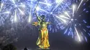 Patung The Motherland Calls dihiasi kembang api saat perayaan 73 tahun kemenangan Rusia dalam Perang Dunia II di Volgograd (8/5). Rusia memperingati 73 tahun kemenangan atas Nazi Jerman dalam Perang Dunia II yang jatuh pada 9 Mei. (AFP/Mladen Antonov)