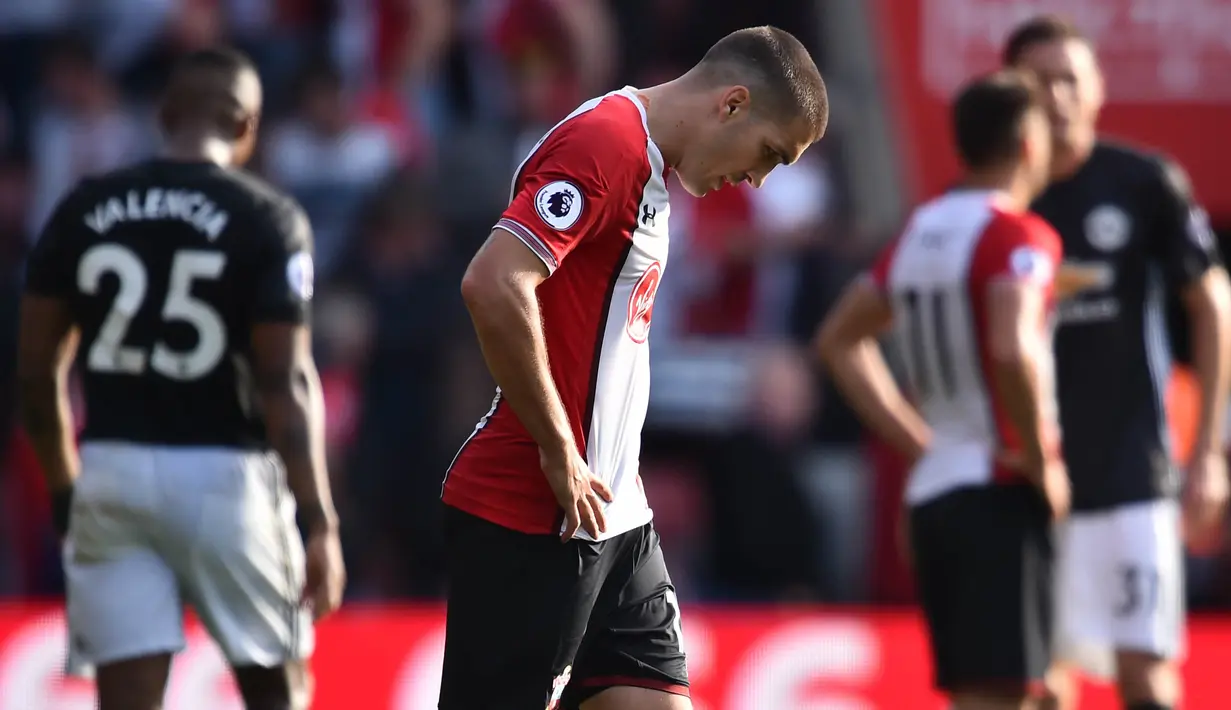 Gelandang Southampton, Oriol Romeuc, tampak lesu usai kalah dari Manchester United pada laga Premier League di Stadion St Mary's, Sabtu (23/9/2017). Manchester United menang 1-0 atas Southampton. (AFP/Glyn Kirk)