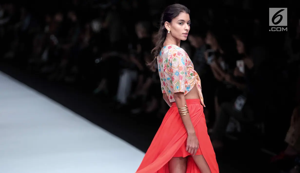 Model berpose mengenakan busana rancangan Paulina Katarina dalam ajang Jakarta Fashion Week 2018 di Senayan City, Jakarta, Kamis (26/10). Rancangan ini terinspirasi dari kain tradisional khas bali. (Liputan6.com/Faizal Fanani)