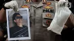 Polisi menunjukkan barang bukti sabu dan foto salah satu tersangka yang tewas saat rilis kasus narkoba di Mapolda Metro Jaya, Jakarta, Senin (20/1/2020). Dalam kasus ini polisi mengamankan barang bukti sabu seberat 2 kilogram. (merdeka.com/Iqbal S. Nugroho)