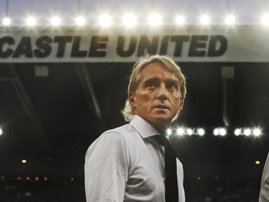 Pelatih Timnas Arab Saudi, Roberto Mancini, saat menjalani laga uji coba melawan Timnas Kosta Rika yang berlangsung di St James Park, Inggris, Sabtu (9/9/2023) dini hari. Timnas Arab Saudi dikalahkan Kosta Rika 1-3. (AP Photo/Scott Heppell)