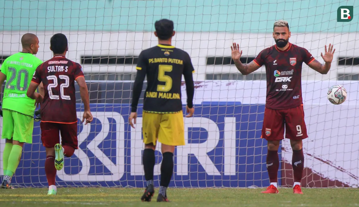 Francisco Torres yang menjadi eksekutor sukses menyamakan kedudukan untuk Borneo FC. Hingga pertandingan berakhir, tidak ada gol yang tercipta kembali. (Bola.com/Bagaskara Lazuardi)