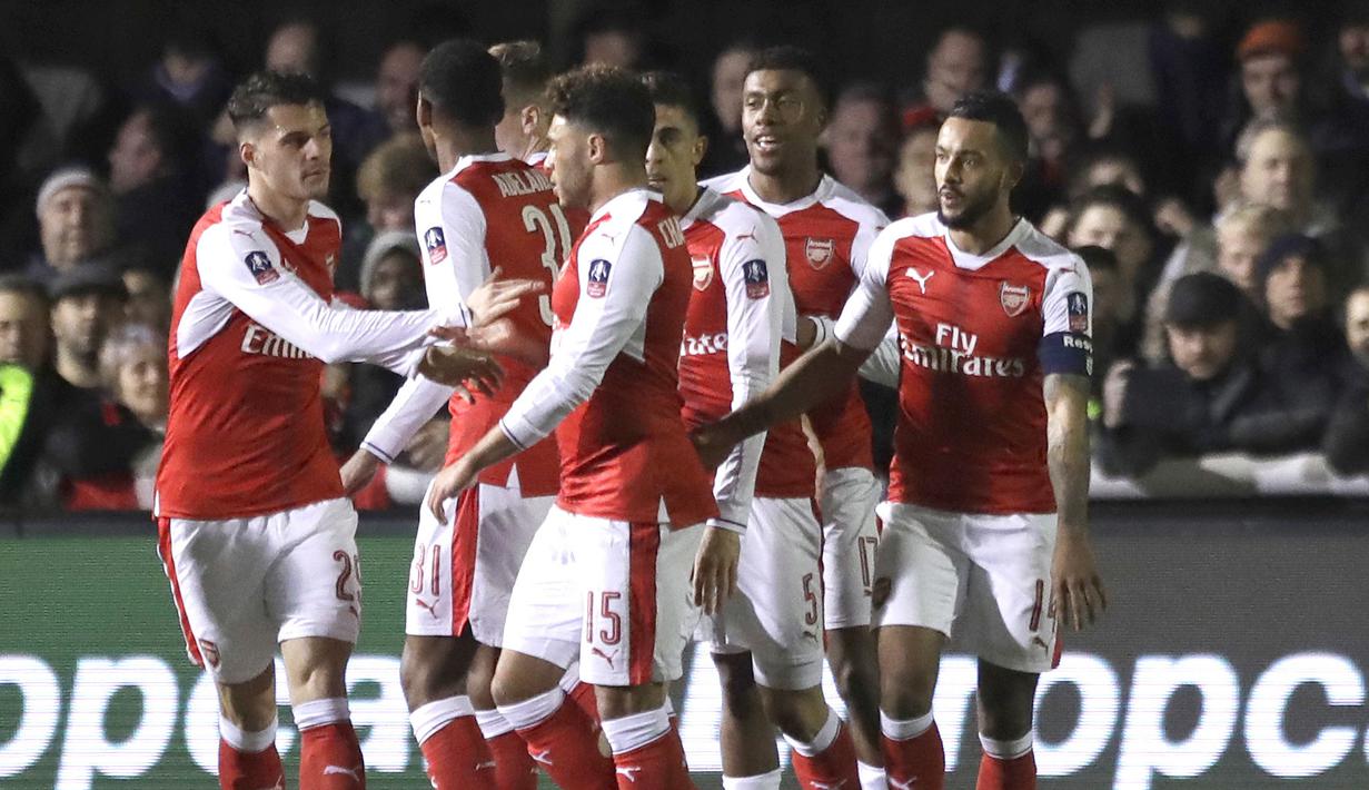 Para pemain Arsenal merayakan gol Theo Walcott saat melawan Sutton United pada putaran kelima Piala FA di Gander Green Lane stadium, London; (20/2/2017). Arsenal menang 2-0. (AP/Matt Dunham)