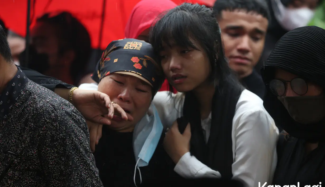 Keluarga dan sanak dekat pun merasa begitu kehilangan sosok Vanessa dan Bibi yang pergi begitu cepat dan mendadak. (Kapanlagi.com/Budi Santoso)