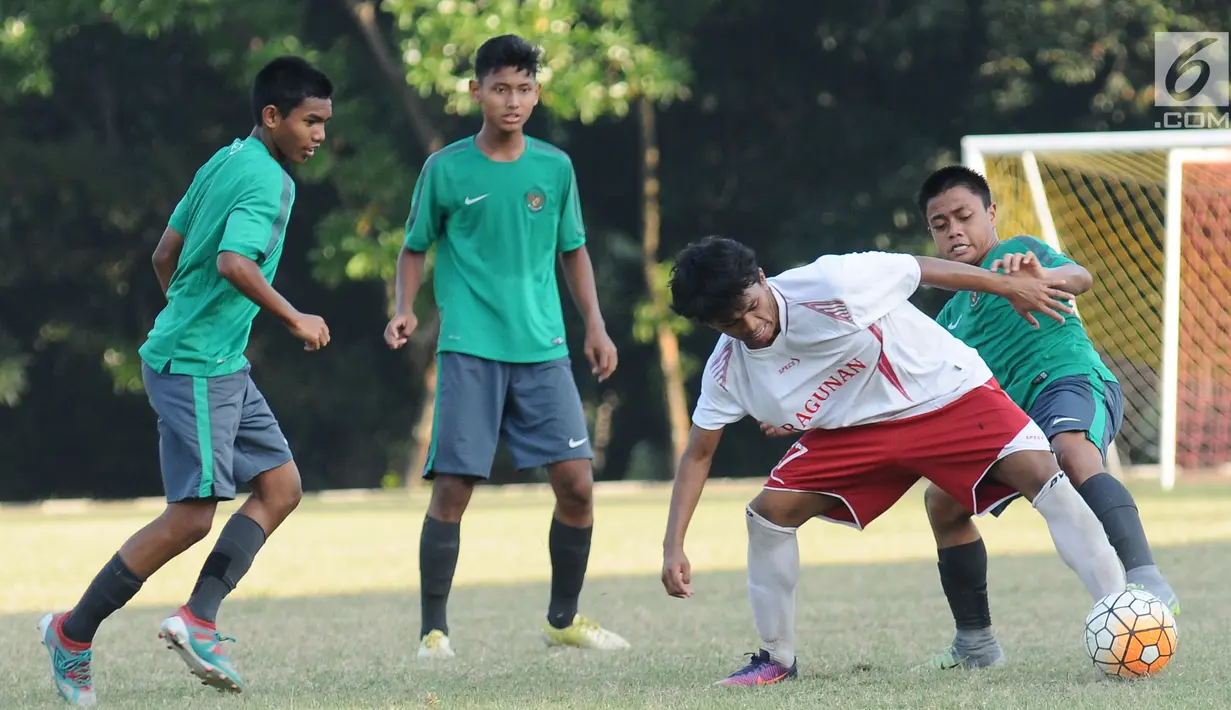 Pemain Timnas Indonesia U-16 saat melakukan uji tanding dengan tim pelajar Asian School U-18 di Lapangan Atang Sutresna, Jakarta, Jumat (25/8). Ini persiapan jelang kualifikasi Piala Asia U-16, September mendatang. (Liputan6.com/Helmi Fithriansyah)