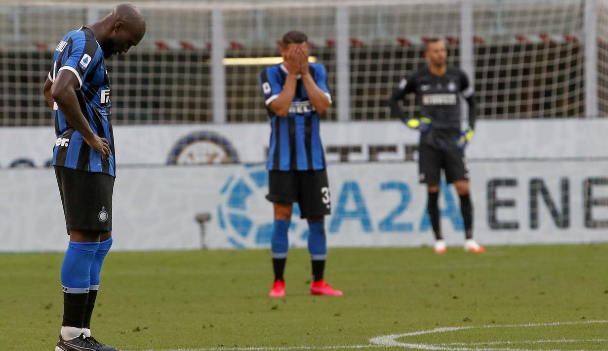 Striker Inter Milan, Romelu Lukaku, tampak kecewa usai ditaklukkan Bologna pada laga Serie A di Stadion Giuseppe Meazza, Minggu (5/7/2020). Inter Milan kalah 1-2 dari Bologna. (AP/Antonio Calanni)