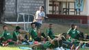 Para pemain Timnas Indonesia rileks saat latihan di Lapangan Gelora Trisakti, Bali, Minggu (13/10). Latihan ini merupakan persiapan jelang laga Kualifikasi Piala Dunia 2022 melawan Vietnam. (Bola.com/Aditya Wany)