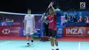 Tunggal putra Indonesia, Tommy Sugiarto merayakan kemenangan atas pebulu tangkis China Taipei, Chou Tien Chen pada 16 besar Indonesia Open 2018 di Istora GBK, Jakarta, Kamis (5/7). Tommy unggul 21-13, 14-21, 21-18. (Liputan6.com/Helmi Fithriansyah)