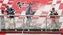 Dua pembalap Movistar Yamaha, Maverick Vinales dan Valentino Rossi serta pembalap LCR Honda, Cal Crutchlow membuka sampanye di atas podium MotoGP Argentina, Minggu (9/4). Vinales keluar sebagai pemenang MotoGP Argentina. (AP Photo/Nicolas Aguilera)