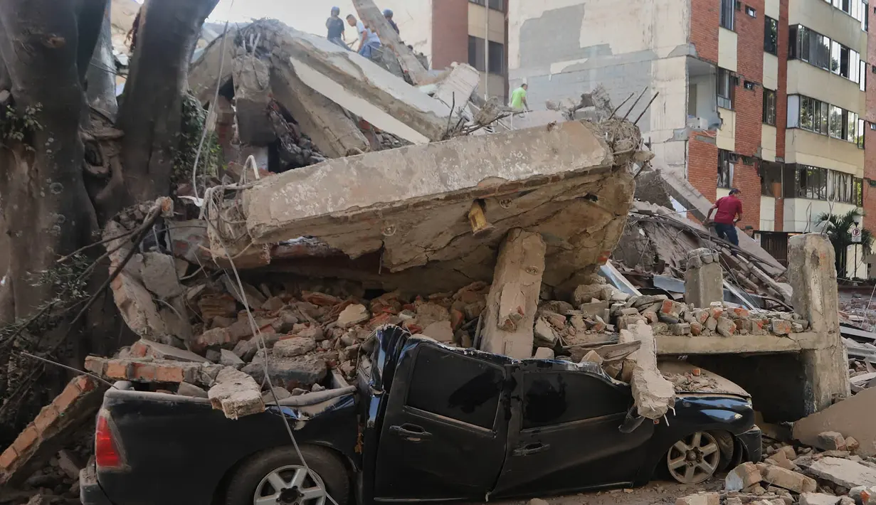 Sebuah kendaraan tertimpa reruntuhan setelah gempa bumi melanda Cali, Kolombia, Senin, 10 Agustus 2026. (Foto AP/Juan Diaz)