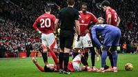 Pemain Manchester United, Lisandro Martinez mengeram kesakitan dalam laga lanjutan Liga Inggris 2024/2025 melawan Crystal Palace di Old Trafford, Manchester, Inggris, Minggu (02/02/2025). (AFP/Paul Ellis)
