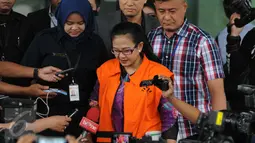 Anggota Komisi V DPR Damayanti Wisnu Putranti berjalan keluar Gedung KPK, Jakarta, Senin (1/2). Damayanti diperiksa terkait suap proyek di Kementerian PU dan Perumahan Rakyat bersama Dessy A Edwin dan Julia Prasetyarini. (Liputan6.com/Helmi Afandi)