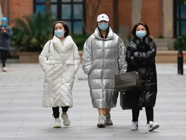 Orang-orang berjalan di sebuah jalan kawasan perniagaan di Wuhan, Provinsi Hubei, China tengah, pada 30 Maret 2020. Jalan-jalan kawasan perniagaan di Wuhan kembali ramai seiring meredanya wabah COVID-19. (Xinhua/Shen Bohan)