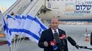 Perdana Menteri Israel Naftali Bennett menyampaikan pidato saat keberangkatannya menuju Bahrain di Bandara Ben Gurion dekat Tel Aviv pada 14 Februari 2022. Bennett terbang ke Bahrain untuk kunjungan resmi kenegaraan. (Guillaume LAVALLÉE / AFP)