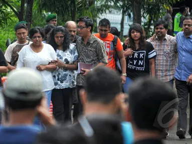 Keluarga Myuran Sukumaran, terpidana mati anggota "Bali Nine", tampak berjalan kaki ketika melakukan kunjungan ke Nusakambangan melalui dermaga penyeberangan Wijayapura, Cilacap, Jawa Tengah, Selasa (28/4/2015). (Liputan6.com/Yoppy Renato)