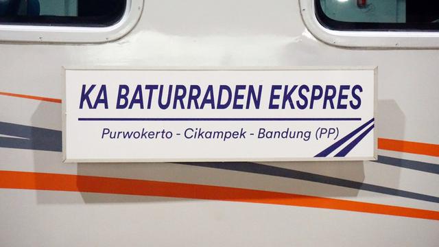 PT Kereta Api Indonesia (Persero) atau KAI meluncurkan Kereta Api Baturraden Ekspres relasi Purwokerto - Bandung PP via Cikampek di Stasiun Purwokerto, Jumat (25/6/2021).