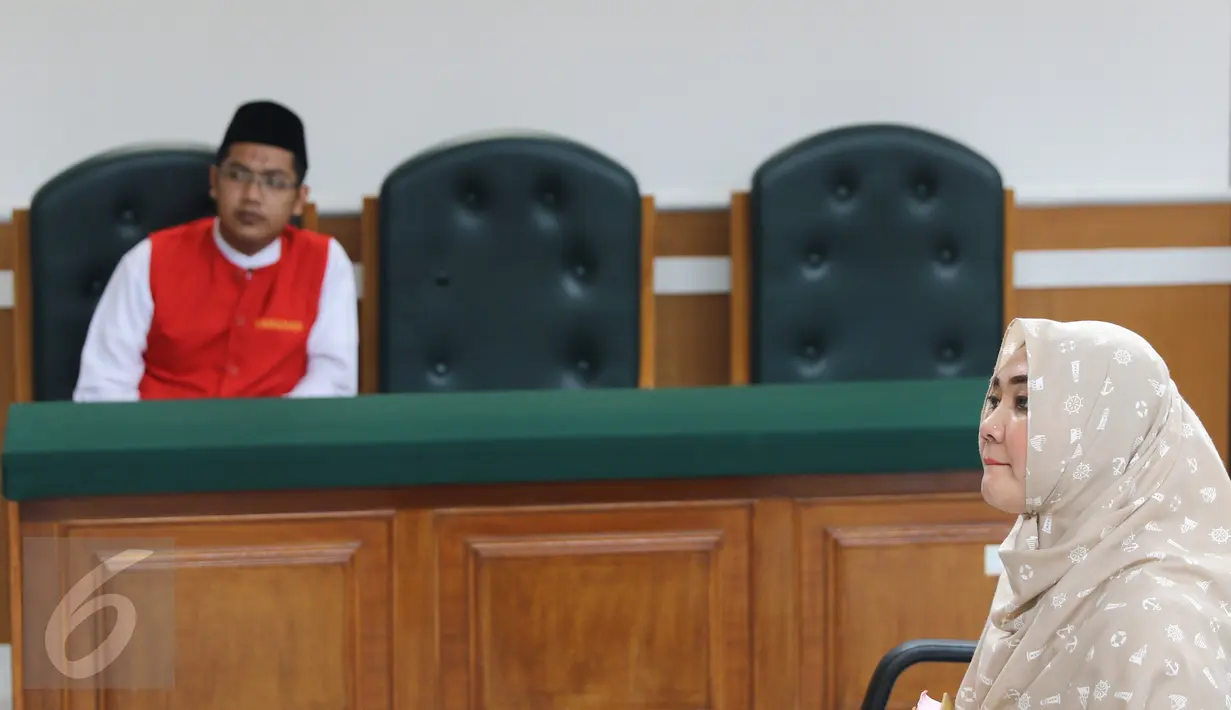 Sulis saat menjalani sidang ke-2 di PN Depok, Jawa barat, Selasa (17/1). Sulis diketahui mengalami penipuan yang diduga dilakukan oleh rekannya sendiri, Ahmad Nizar Fahmi dalam investasi percetakan. (Liputan6.com/Herman Zakharia)