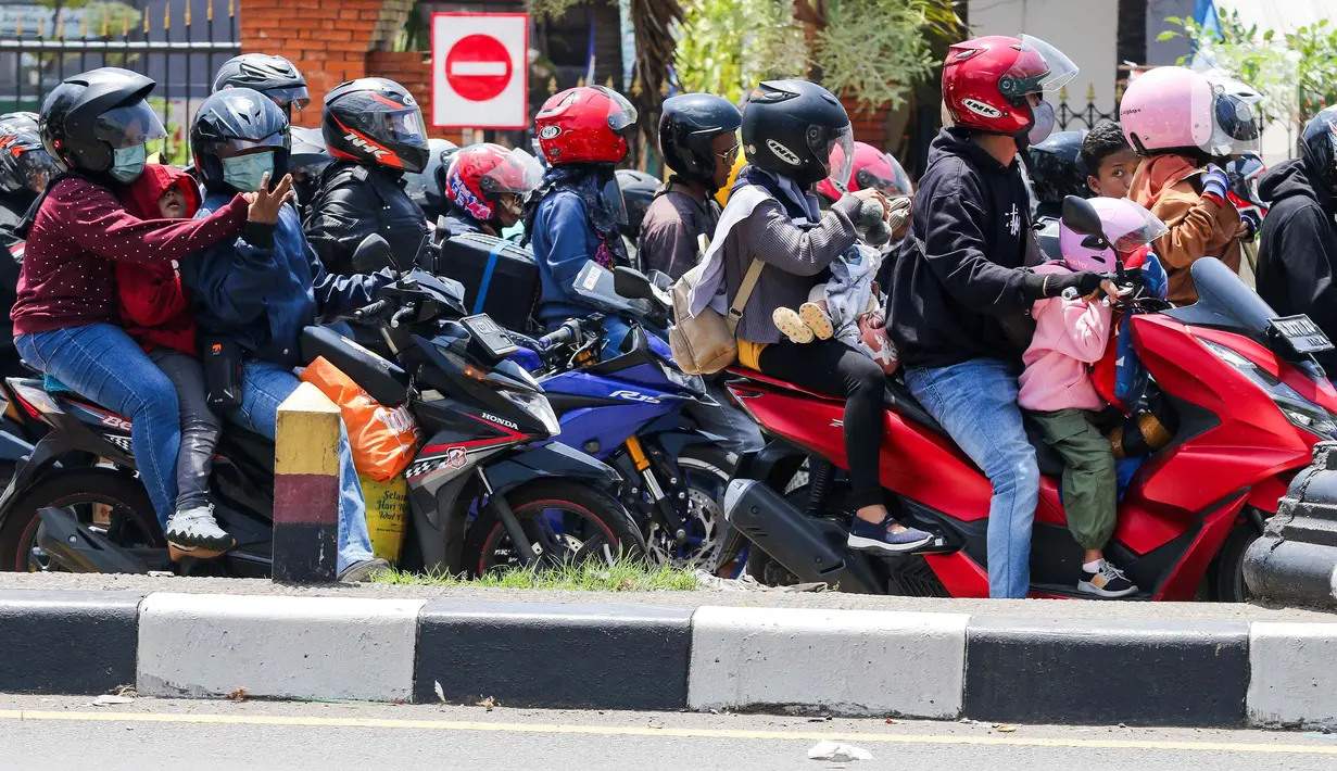 Sayangnya, jika tidak berhati-hati, pemudik yang menggunakan sepeda motor rawan kelelahan yang berujung pada kecelakaan. (Liputan6.com/Herman Zakharia)