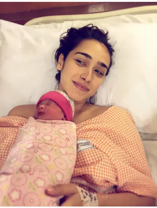 Selain dari Davina, foto juga beredar dari akun Instagram 8management. Terlihat bayi mungil cantik di dada Alexandra. "selamat ya @got_alex atas kelahiran baby carlèteana," tulisnya sebagai keterangan foto. (dok. Instagram)